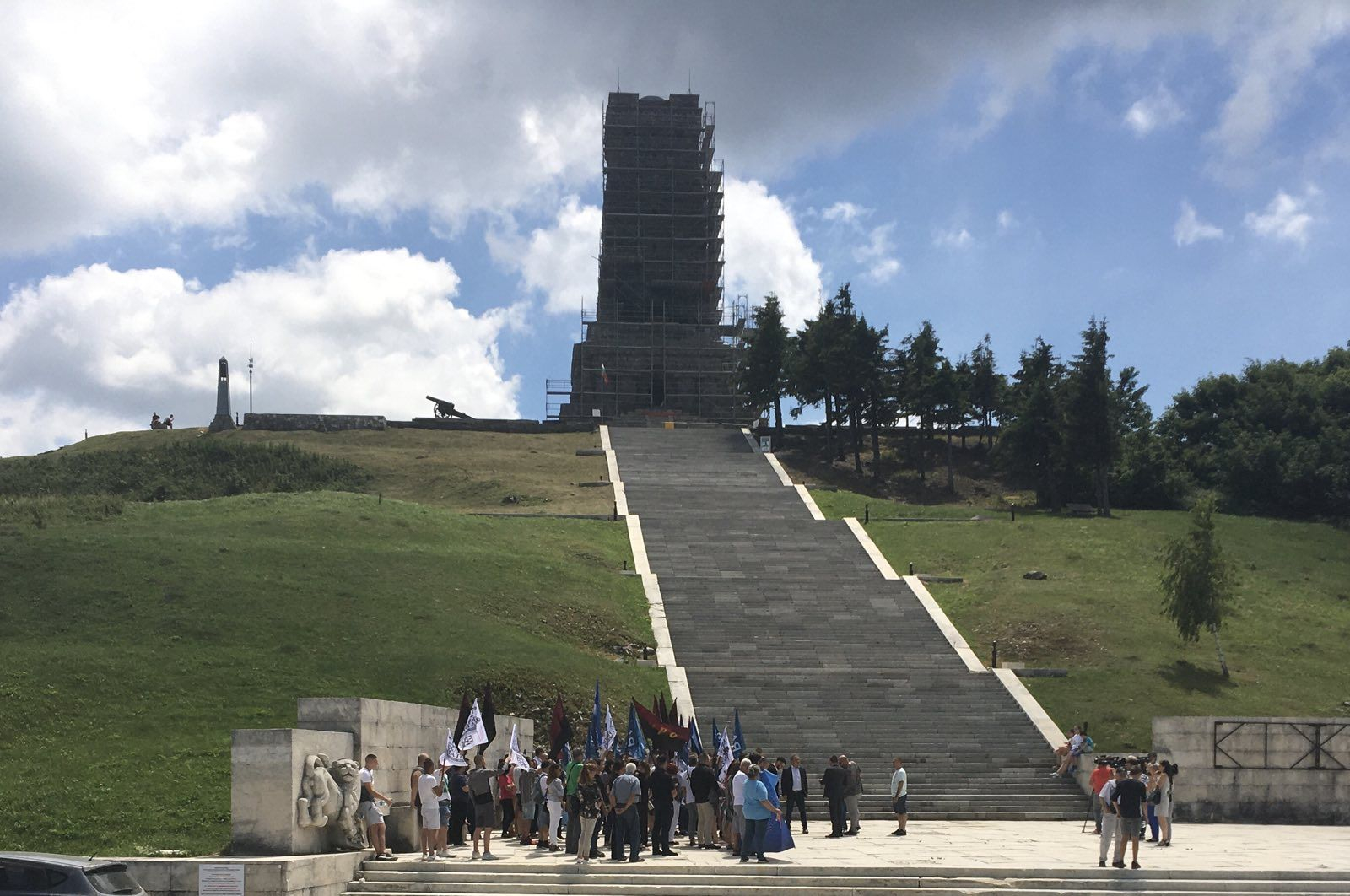 Българските патриоти закриха кампанията на свещения връх Шипка