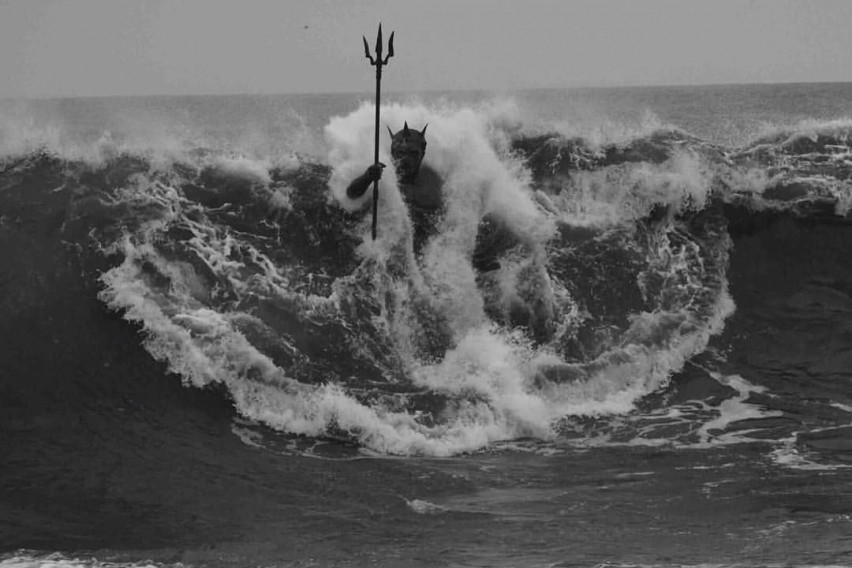 Висока 4 метра: Необичайна статуя на пясъчния плаж, която „заплашва“ туристите от морето