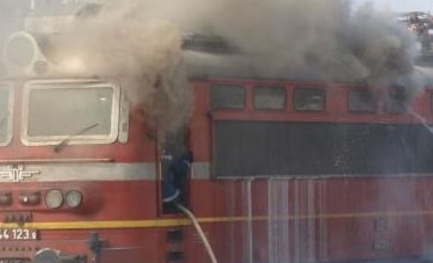 Влак избухна в пламъци край Враца