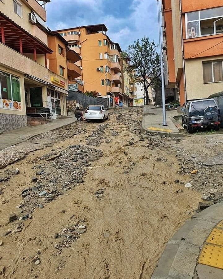 Страховити СНИМКИ от бурята в Сандански, градът е неузнаваем