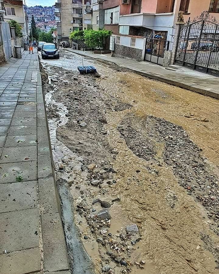 Страховити СНИМКИ от бурята в Сандански, градът е неузнаваем