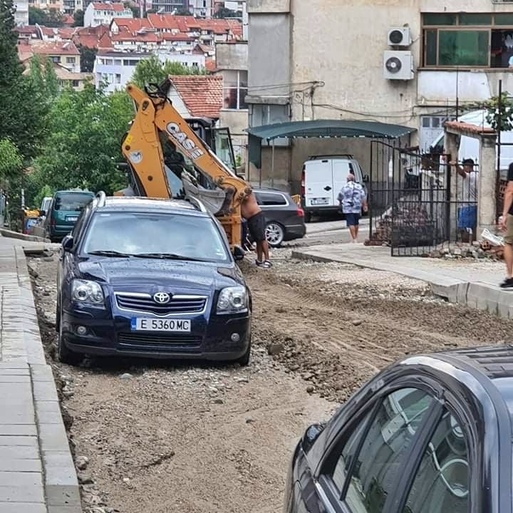 Страховити СНИМКИ от бурята в Сандански, градът е неузнаваем