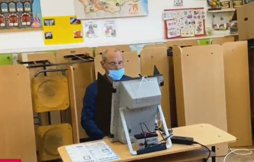Ахмед Доган гласува рано и на машина, но без...  ВИДЕО