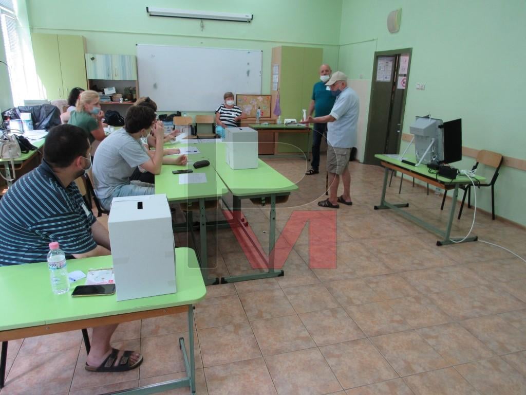 Избиратели в Русе късат разписките от машините, защото не били...  (ВИДЕО)