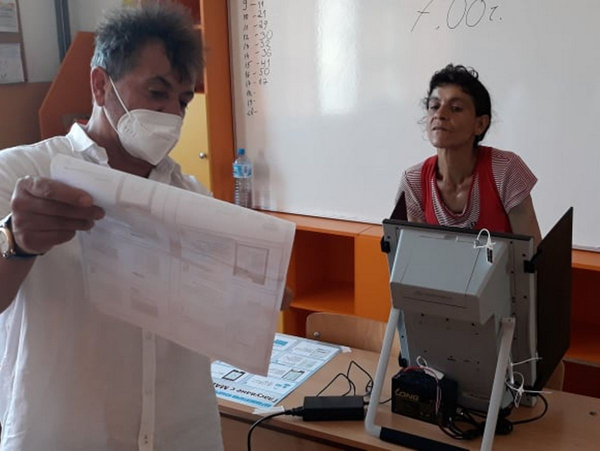 Култово ВИДЕО от ромска махала: Ето как Радка гласува 9 минути на машина