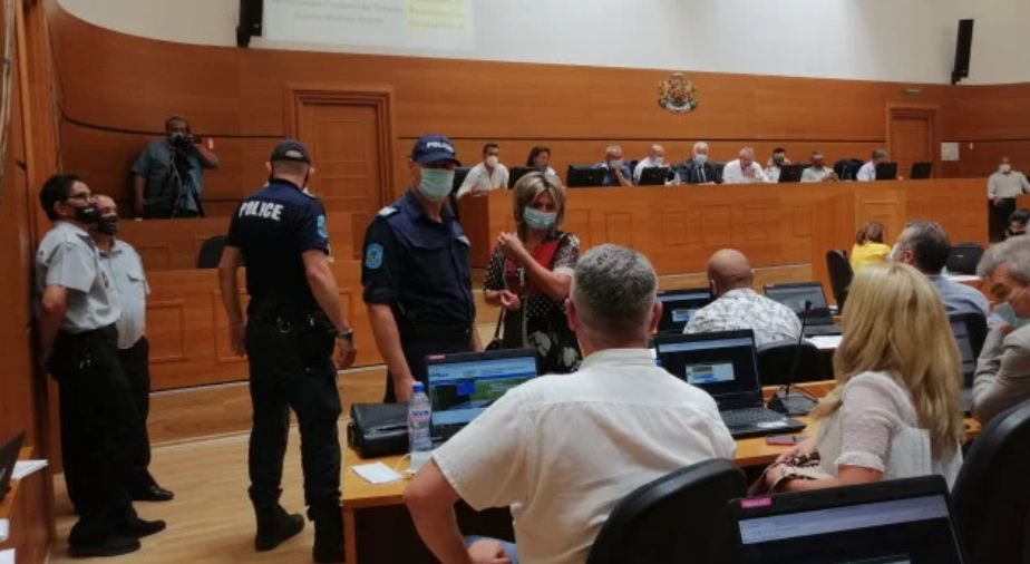 Екшън: Полиция нахлу в общината в Пловдив СНИМКИ
