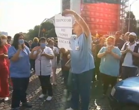 Извънредно! "Пирогов" на бунт срещу уволнението на проф. Балтов, започна стачка пред болницата ВИДЕО