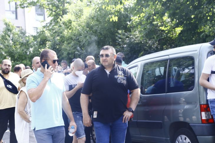 Зрелищно посрещане на Борисов преди разпита в полицията ВИДЕО
