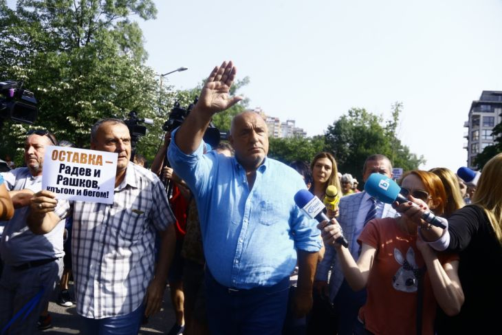 Зрелищно посрещане на Борисов преди разпита в полицията ВИДЕО