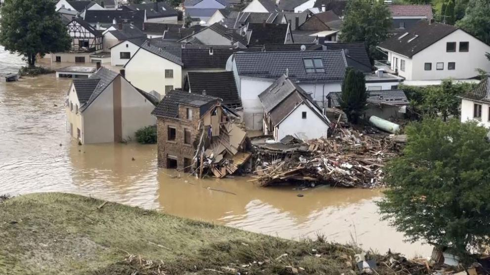 93 са вече загиналите при наводненията в Германия, 1300 души - в неизвестност