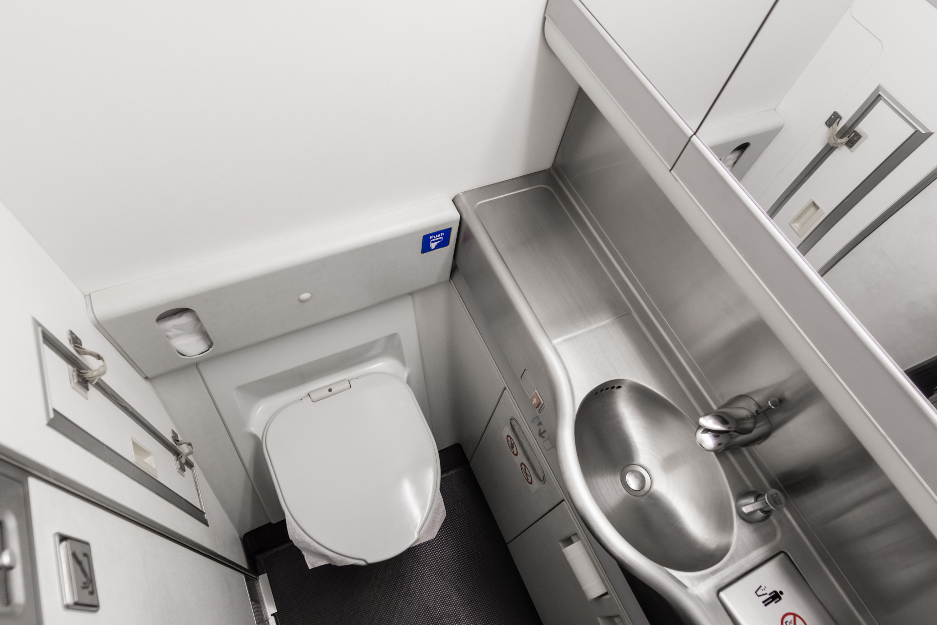 Тайното място в тоалетната на самолета, за което всички трябва да знаят ВИДЕО
