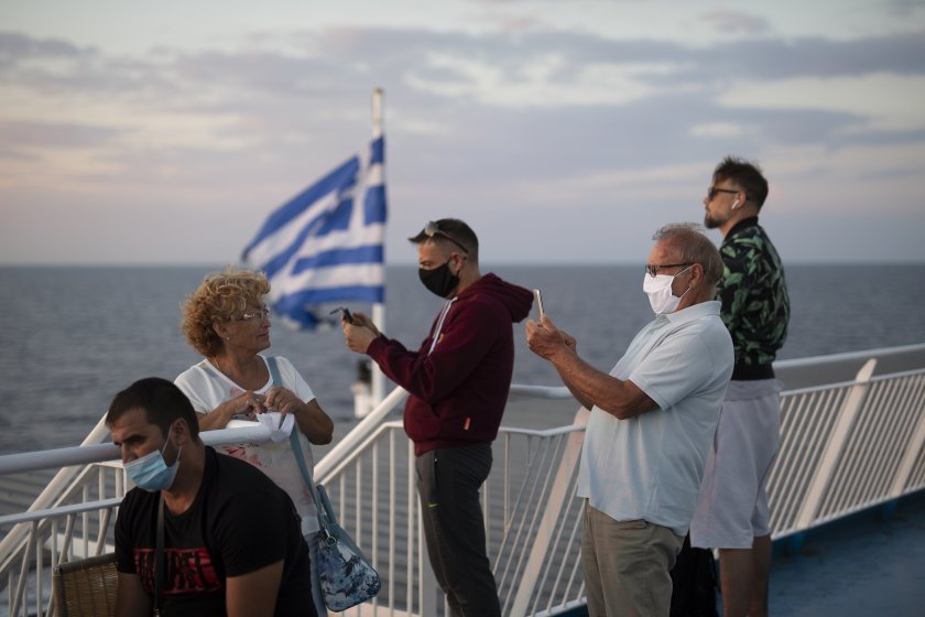 В разгара на сезона: Туристи напускат най-популярния гръцки остров