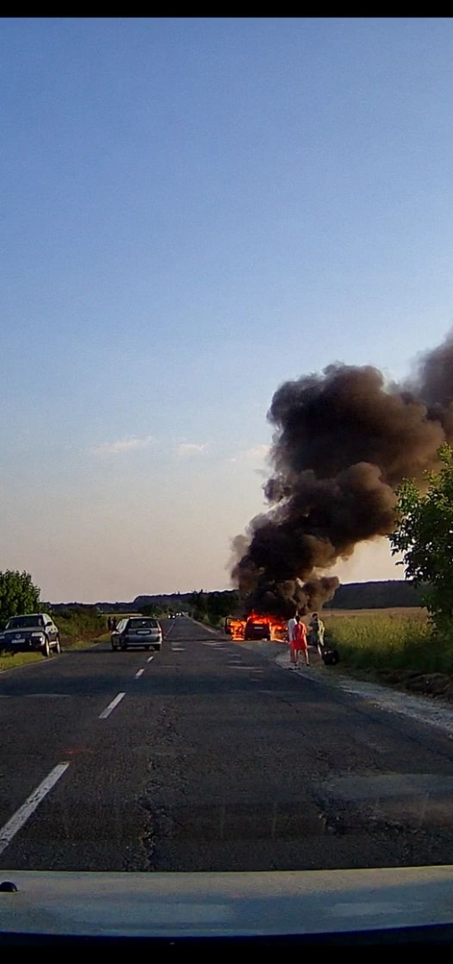 Огнен инцидент: Кола изгоря като факла близо до Варна СНИМКА