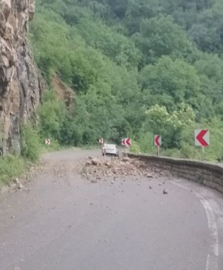 Щети и проблеми с трафика след стихията във Врачанско
