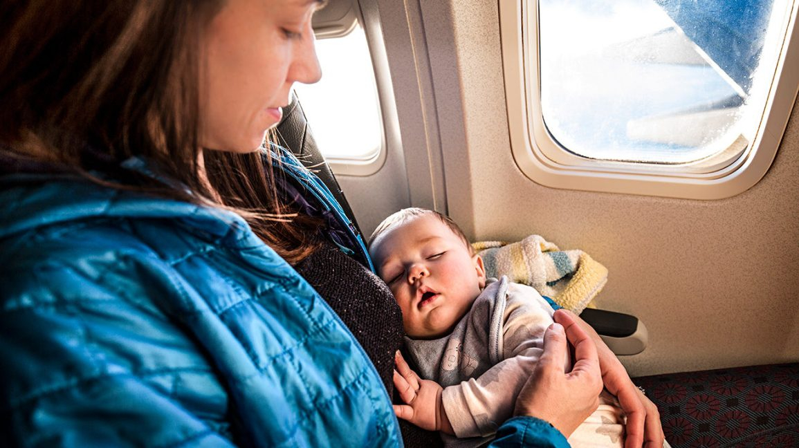 Стюардеса унижи жестоко пътничка заради бебето й и я вкара в "черен списък"