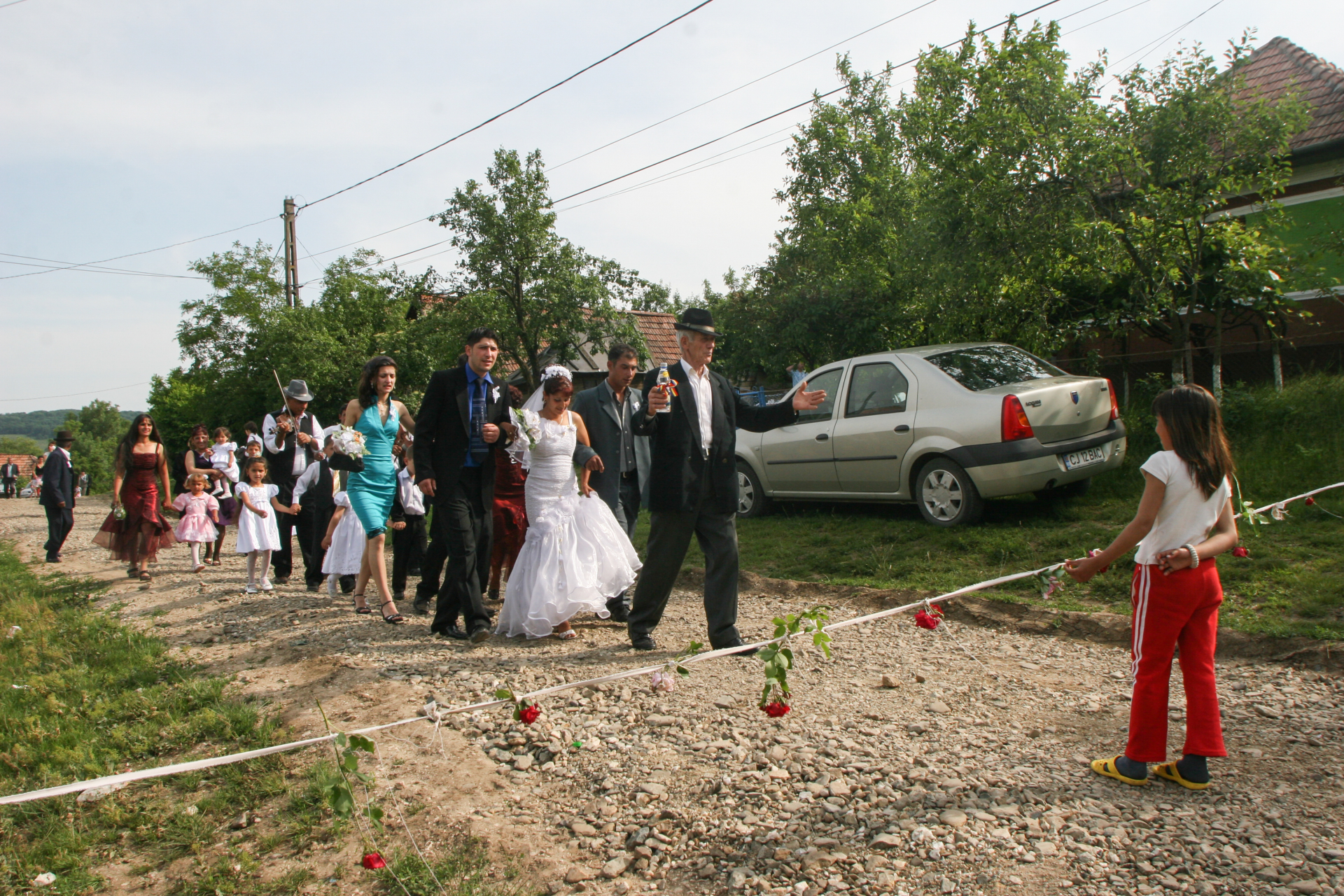 Пълен абсурд! Сватба в циганска махала край Пловдив подлуди всички, а накрая глобиха...