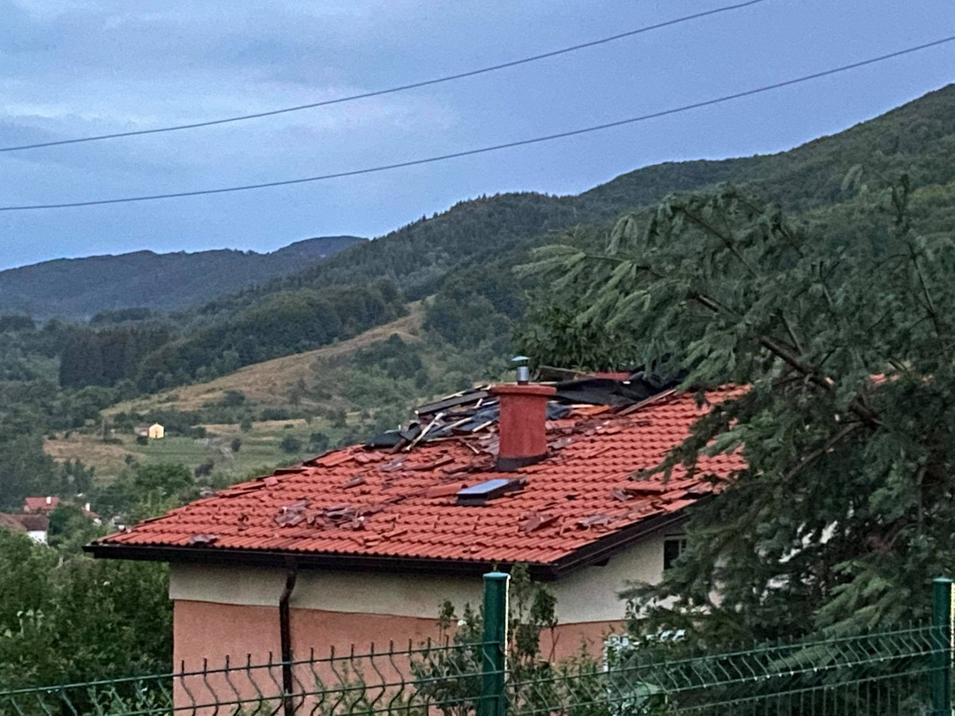 Кошмарни СНИМКИ от село в Софийско, опустошено от мощно торнадо СНИМКИ