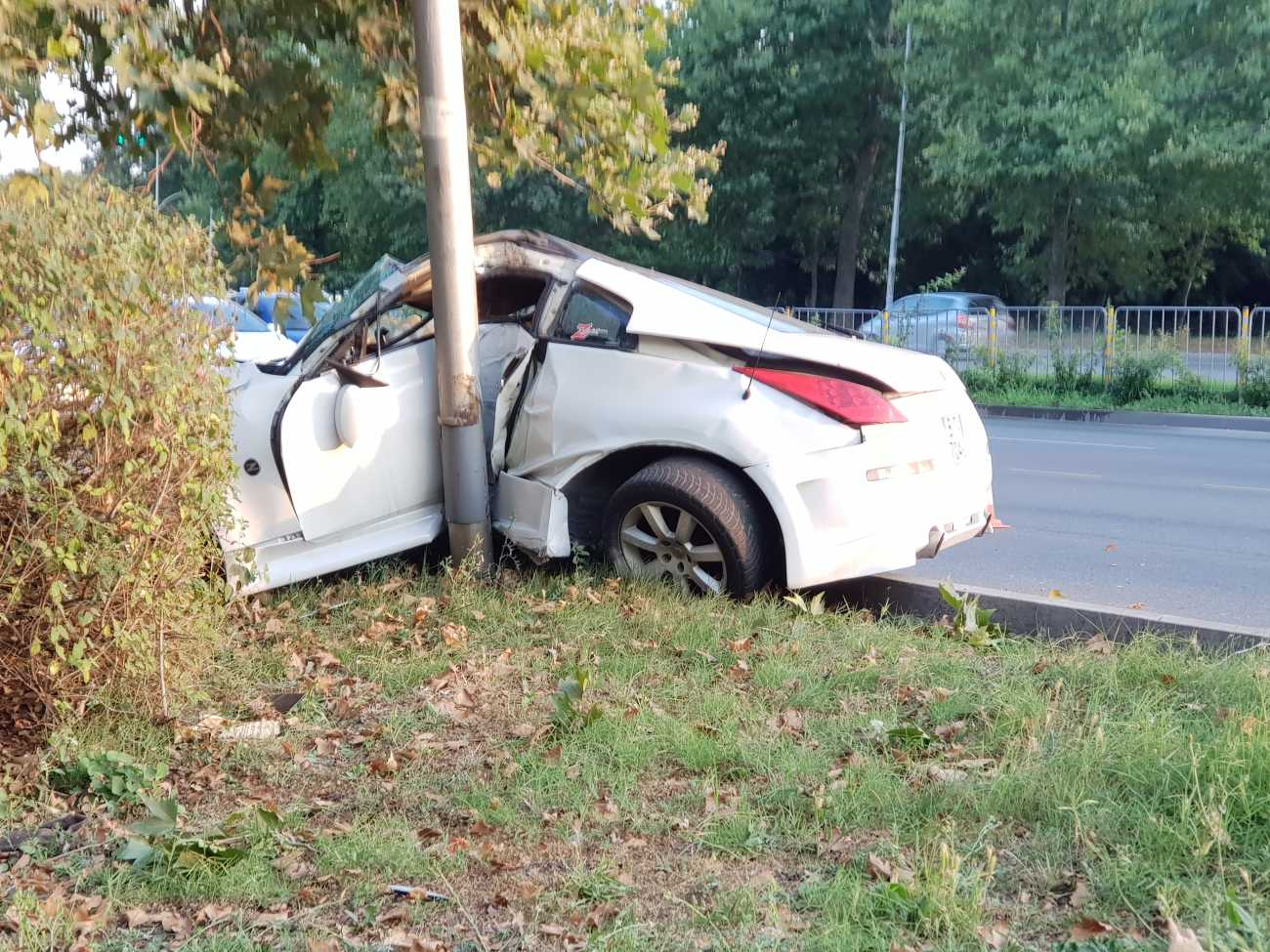 Жестоко меле край УМБАЛ-Бургас, спортен автомобил е разцепен на две СНИМКА