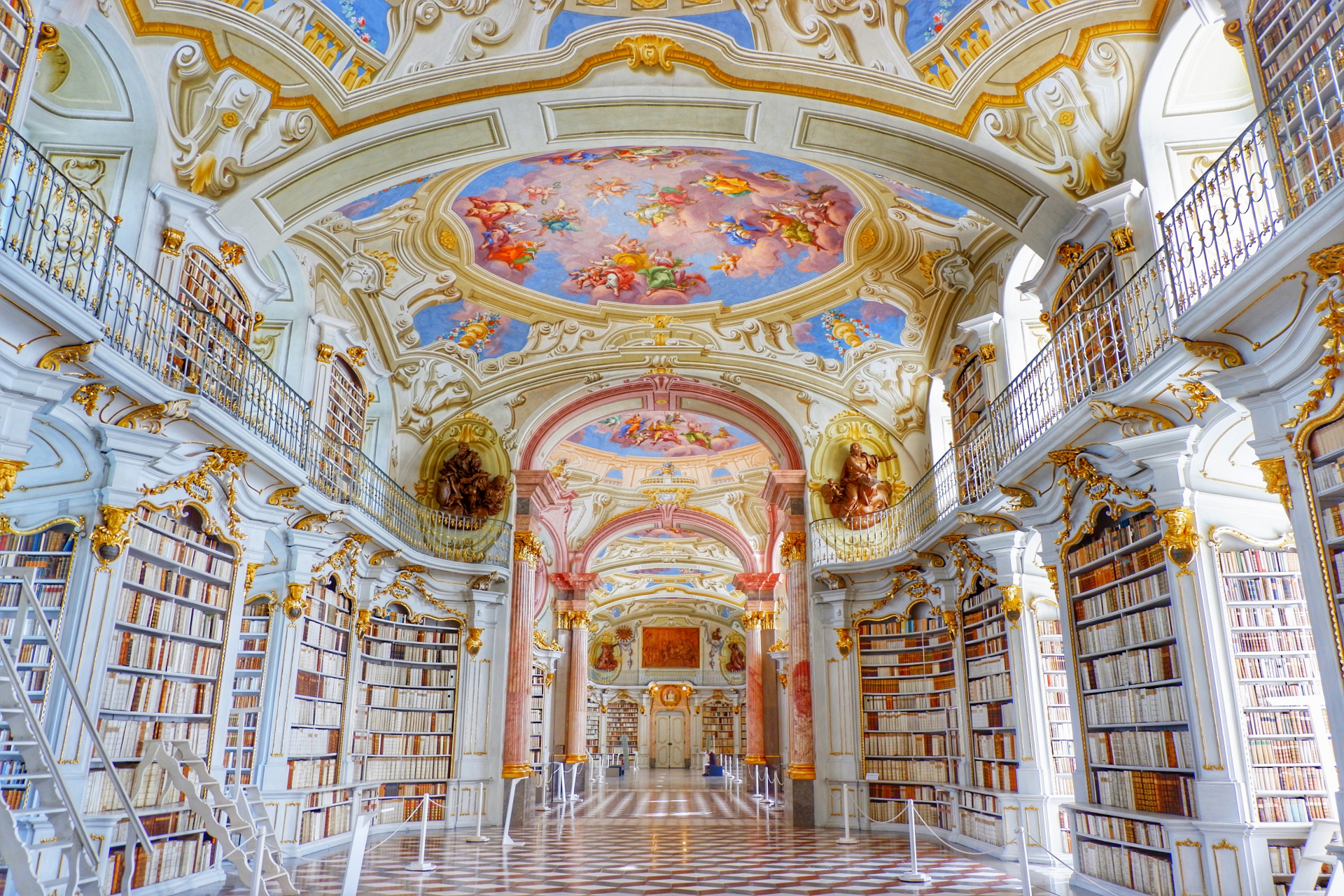 Хората ахват като влязат! Това е най-красивата библиотека в света