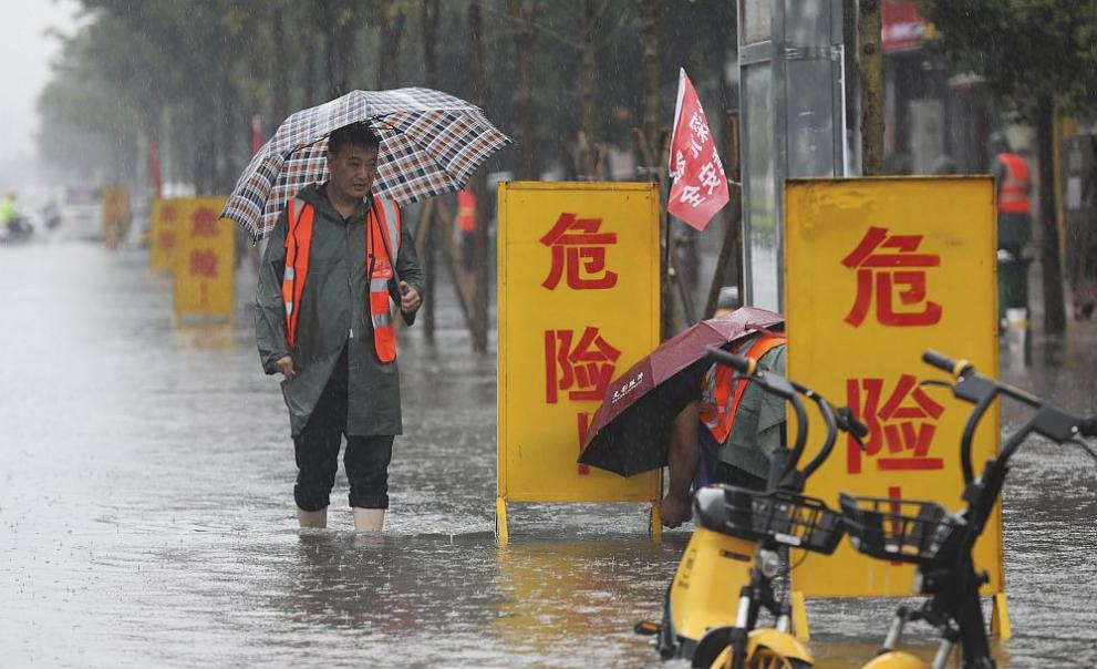 Воден апокалипсис в Китай взе десетки жертви СНИМКИ