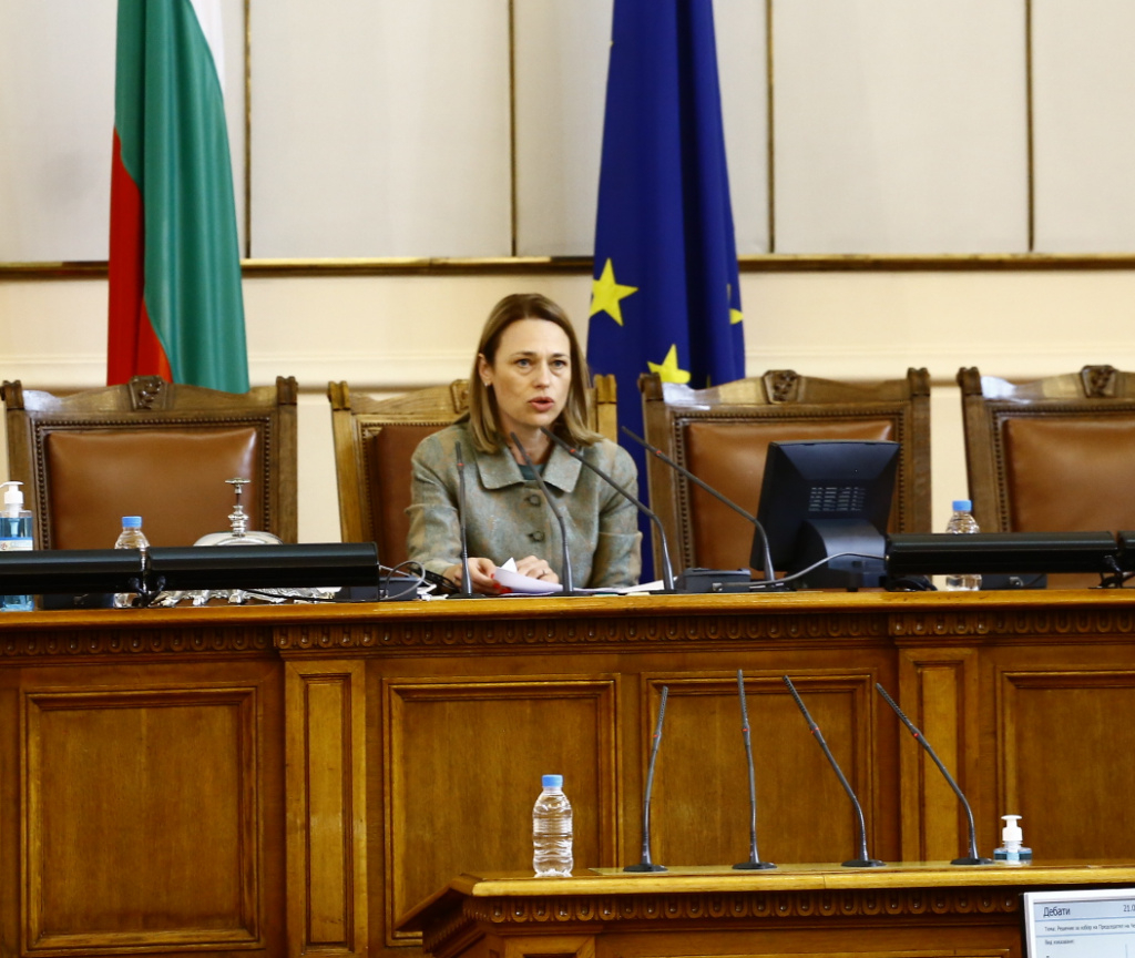 Ива Митева откри заседанието на парламента и обяви почивка до 16 ч.