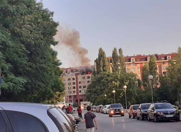 Извънредно! Адски пламъци излизат от апартамент в "Дружба" в София СНИМКА