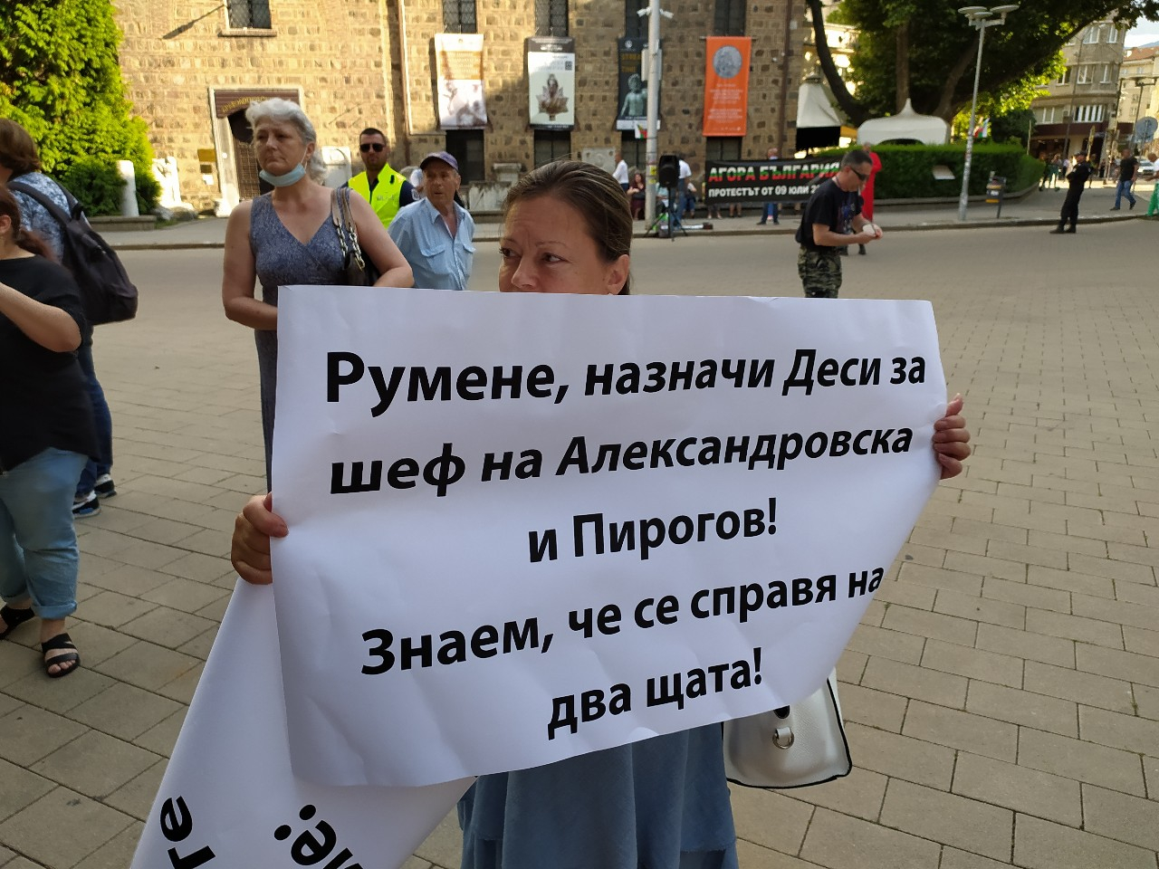 Под прозорците на Радев ври и кипи: Оставка за Кацаров, няма място в здравеопазването СНИМКИ