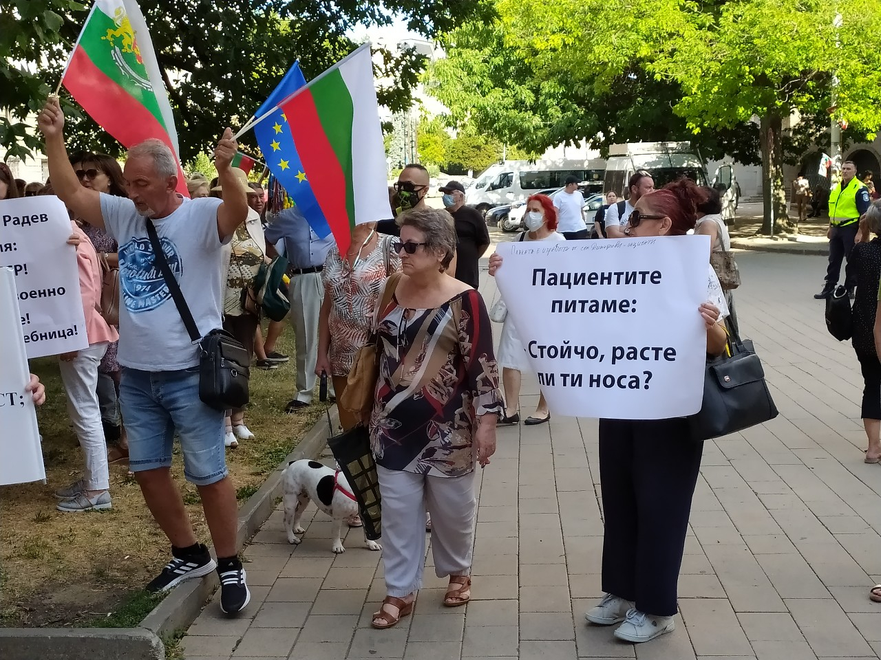 Под прозорците на Радев ври и кипи: Оставка за Кацаров, няма място в здравеопазването СНИМКИ