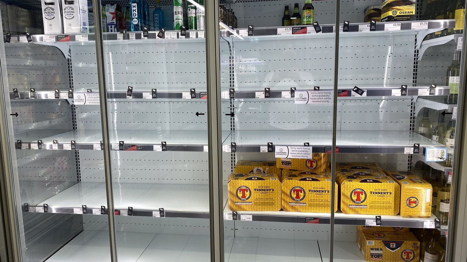 Паника на Острова: Хранителните магазини празни, бензиностанциите затварят, ето какво се случва ВИДЕО