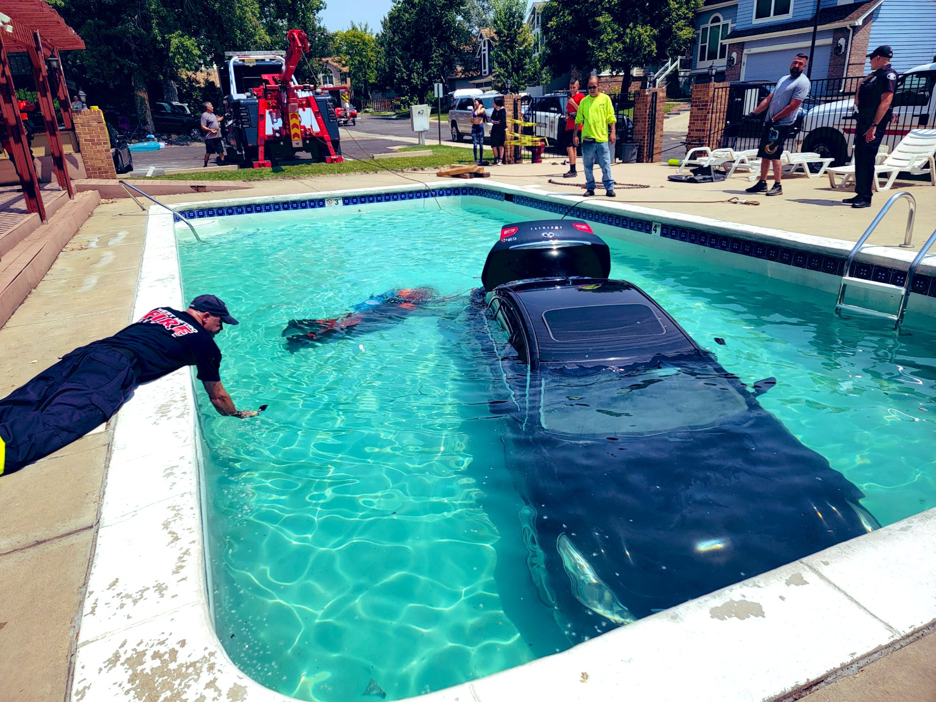 Млада шофьорка допусна тази грешка и прати колата си в басейна СНИМКИ