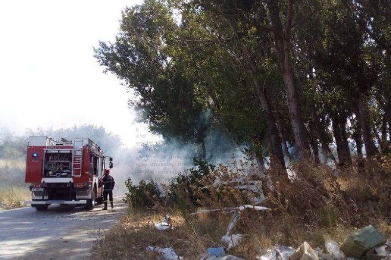Пожар гори край Е-79, блокирани са цехове 