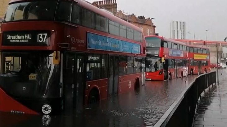 Мощни бури удариха и наводниха Лондон СНИМКИ
