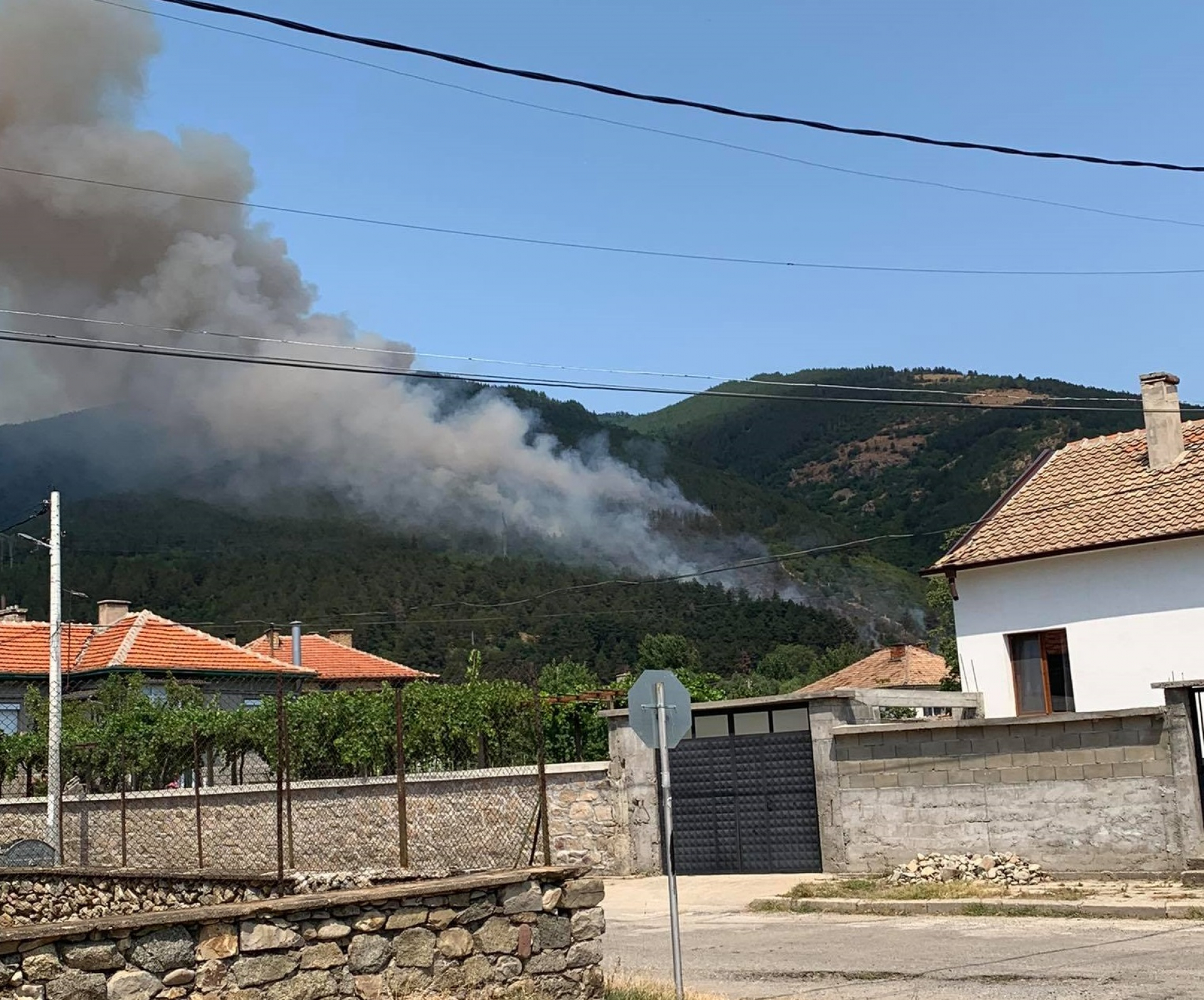 Ексклузивно в БЛИЦ: Огнен ад край Твърдица, включи се и военен хеликоптер ВИДЕО 