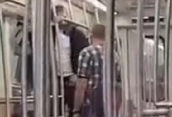 Мъж запали цигара в метрото, но бе брутално наказан ВИДЕО 18+