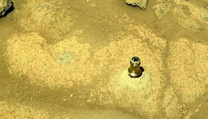 Метален детайл, стърчащ от скала на Марс, изуми мрежата СНИМКА