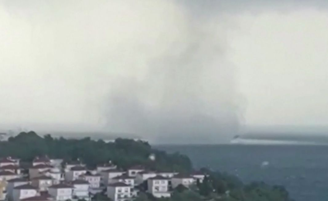 Огромно торнадо се изви в Черно море, ето къде ВИДЕО