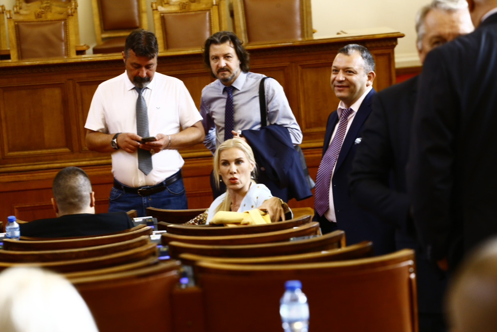Премиерката на Слави вече е депутатка, а ДБ с поредно условие към ИТН за кабинет