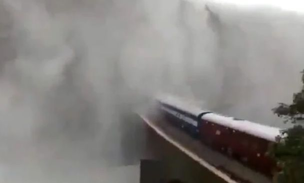 Инфарктно ВИДЕО! Влак влезе в бушуващ водопад