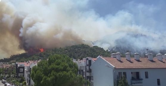 Голям пожар бушува в Мармарис, евакуират туристи и жители на курорта 
