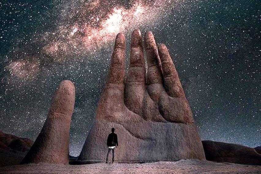 Огромна скулптура „поникна“ насред пустинята, носи важно послание