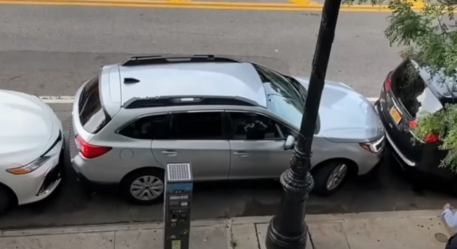 Зрелищни ВИДЕА: Шофьор удиви мрежата с маневрите си на паркинг