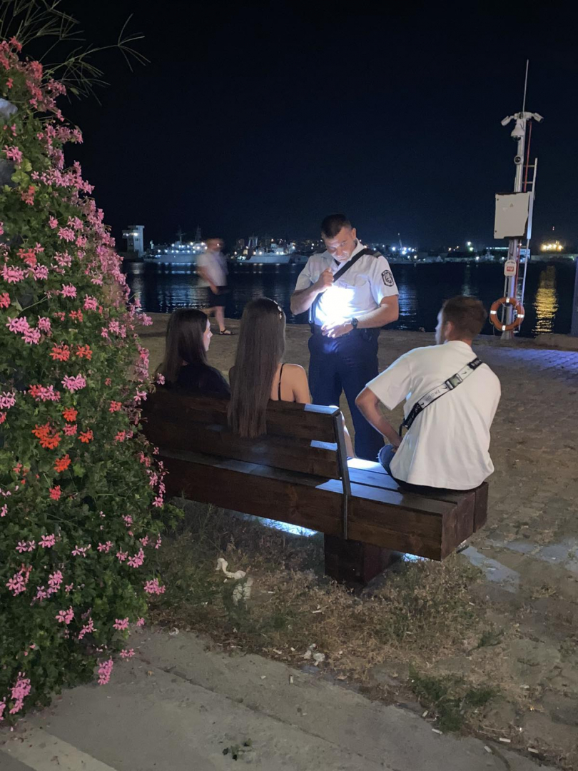 Посред нощ на крайбрежната във Варна спипаха деца, които...