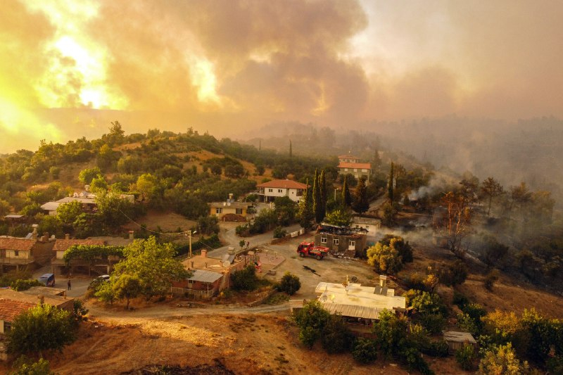 СНИМКИ и ВИДЕО от огнения ад в Турция