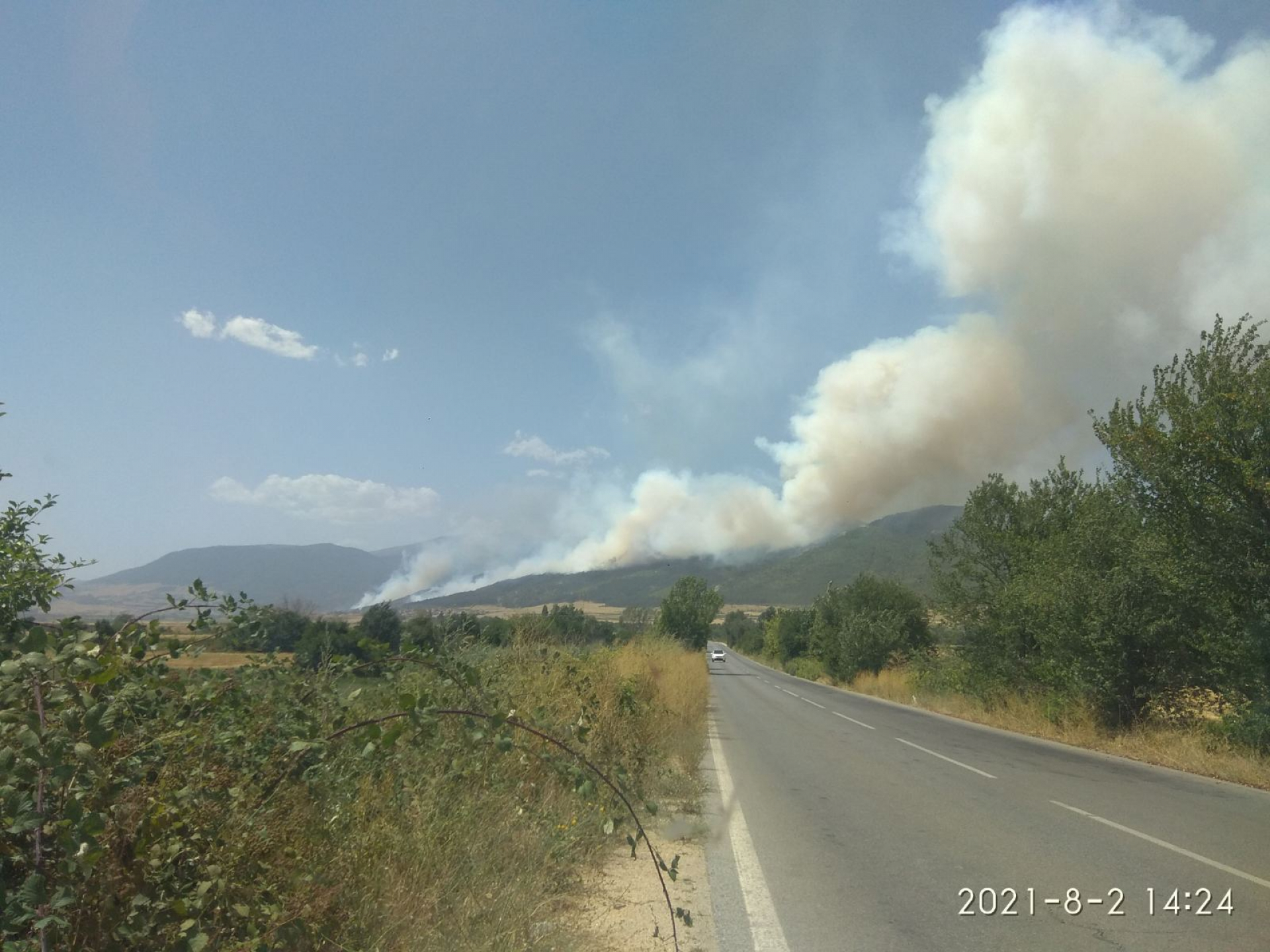 Пожари бушуват в Централен Балкан, огнеборците на крак СНИМКИ