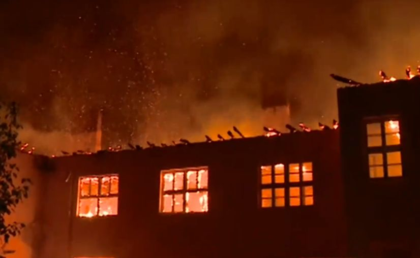 Огромен пожар изпепели 15 къщи в Долно село ВИДЕО