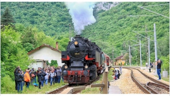 Доктор организира патриотично пътуване с локомотива "Баба Меца"