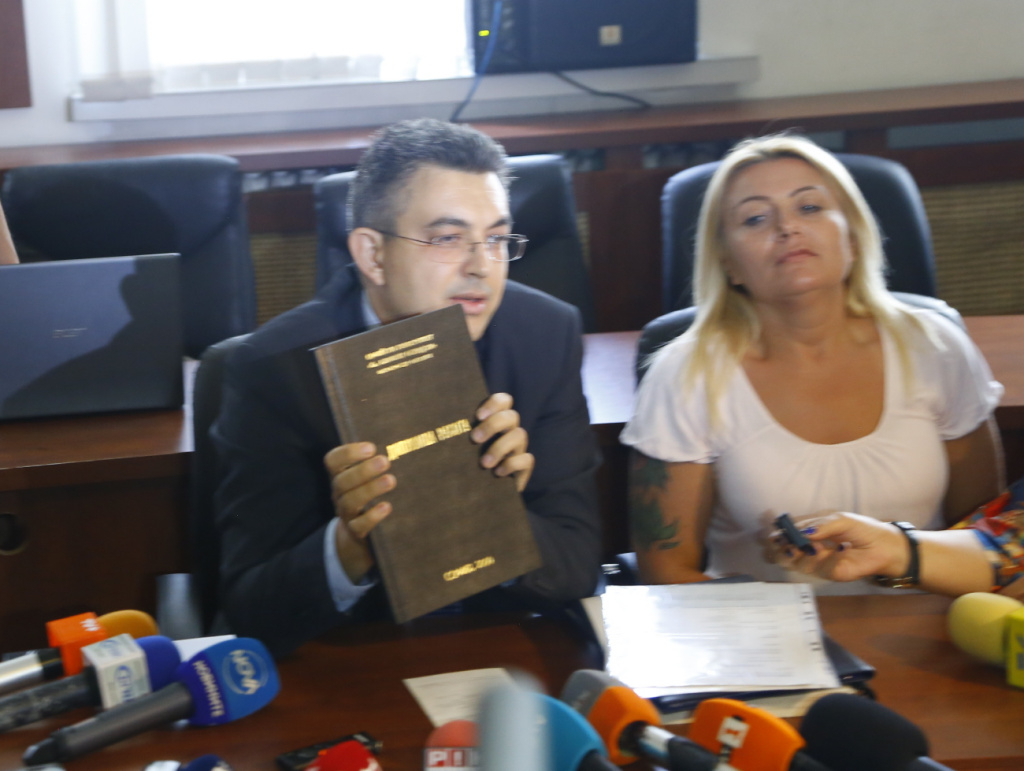 Пламен Николов изненада всички с документи, които показа на журналисти СНИМКИ