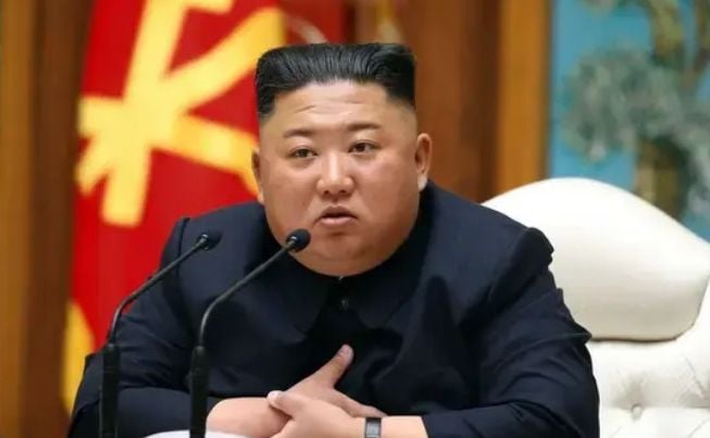 КНДР изтръпна! Каква е тази мистериозна рана на главата на Ким Чен Ун СНИМКИ