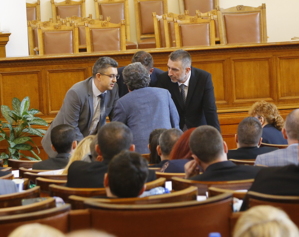 Бесен скандал в НС: Депутатите на Слави се изнизаха, Дончева ги плюе на болонки