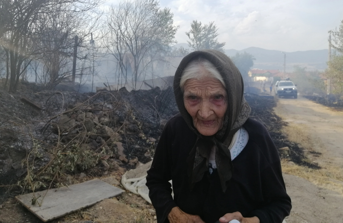 Извели 90-годишната Мария в последната секунда от огнения ад в Старосел СНИМКИ